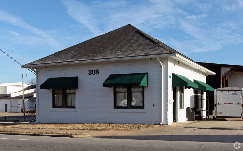 308-320 W Main St, Clayton, NC for lease - Building Photo - Image 3 of 7