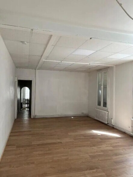 113 Rue Lamarck, Paris for sale - Interior Photo - Image 3 of 11