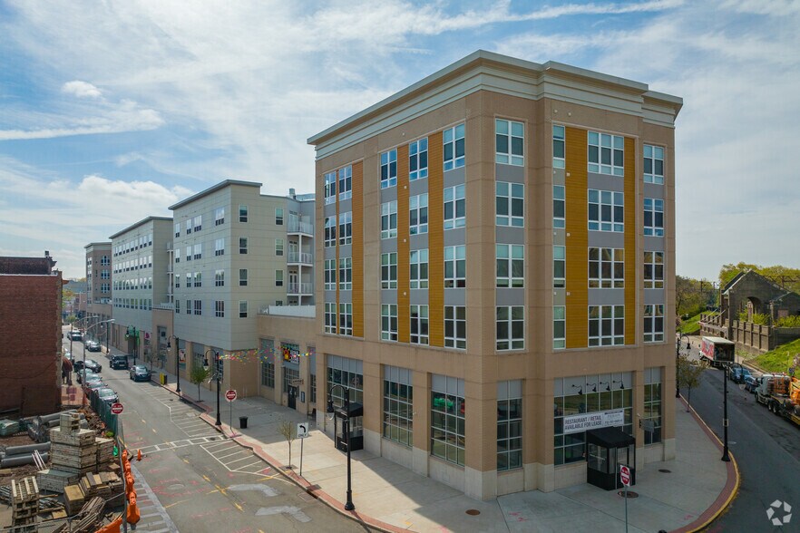 300 Glenwood Ave, Bloomfield, NJ à louer - Photo du bâtiment - Image 2 de 5