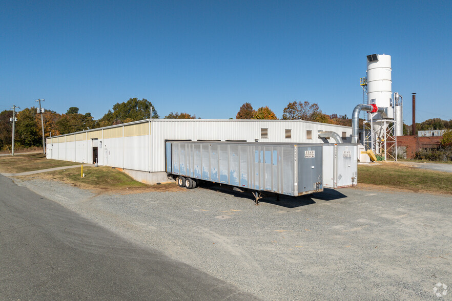 206 E Frazier Ave, Liberty, NC à vendre - Photo principale - Image 1 de 1