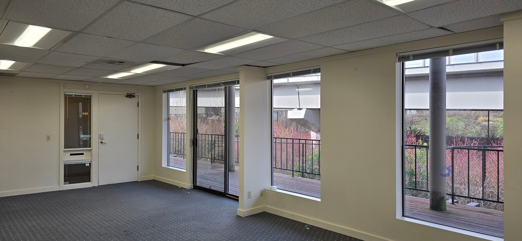 9 Lake Bellevue Dr, Bellevue, WA 98005 - Unité 120 -  - Photo intérieure - Image 2 of 5