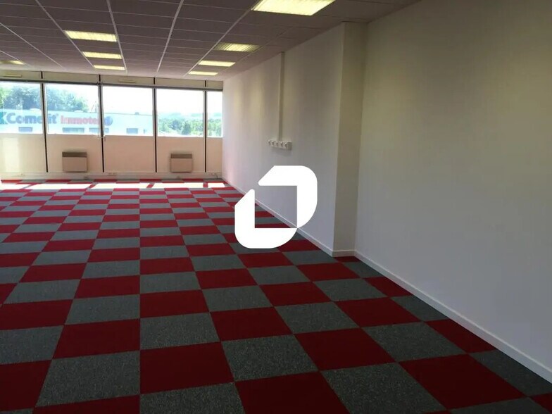 Office in Créteil for lease - Interior Photo - Image 3 of 5
