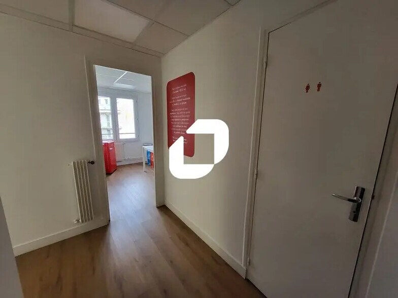 Office in Versailles for lease - Interior Photo - Image 2 of 9