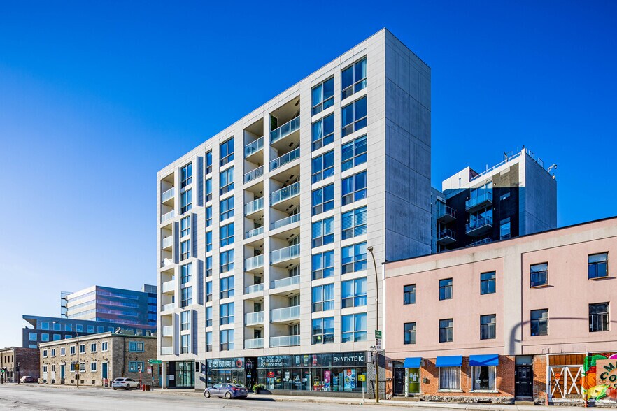 705 Rue de la Commune O, Montréal, QC à louer - Photo du bâtiment - Image 2 de 4