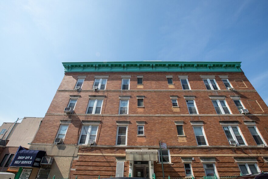 26-04 18th St, Astoria, NY à vendre - Photo du bâtiment - Image 2 de 6