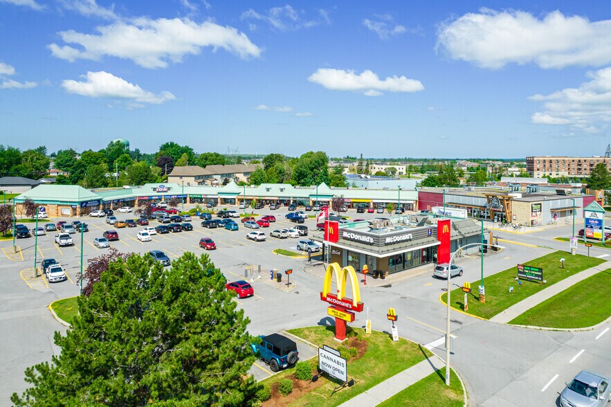 1250 Stittsville Main St, Stittsville, ON à louer - Photo du bâtiment - Image 2 de 10