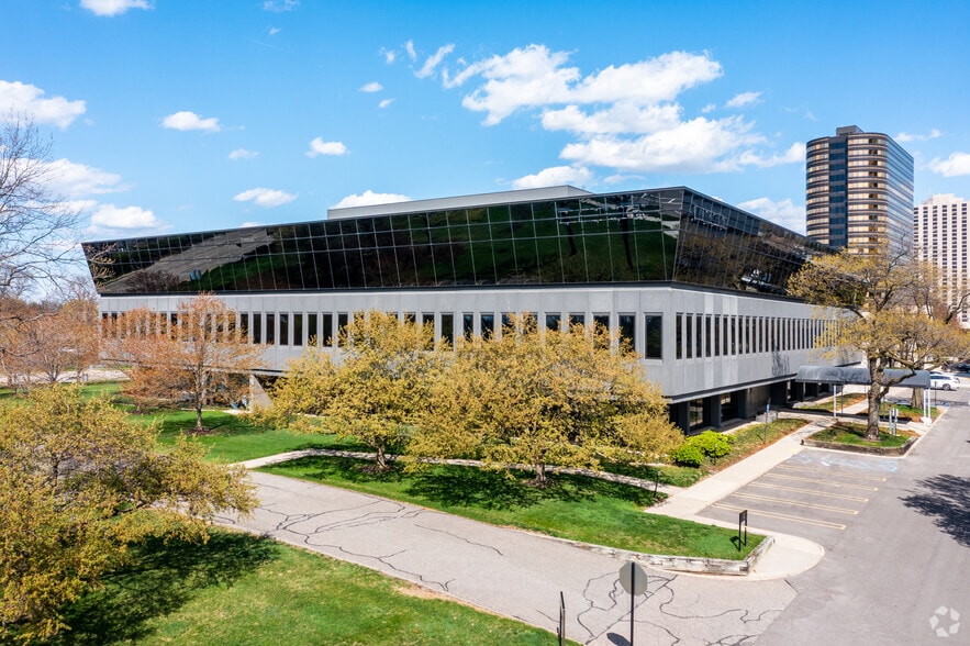 25900 Northwestern Hwy, Southfield, MI for sale - Building Photo - Image 2 of 9