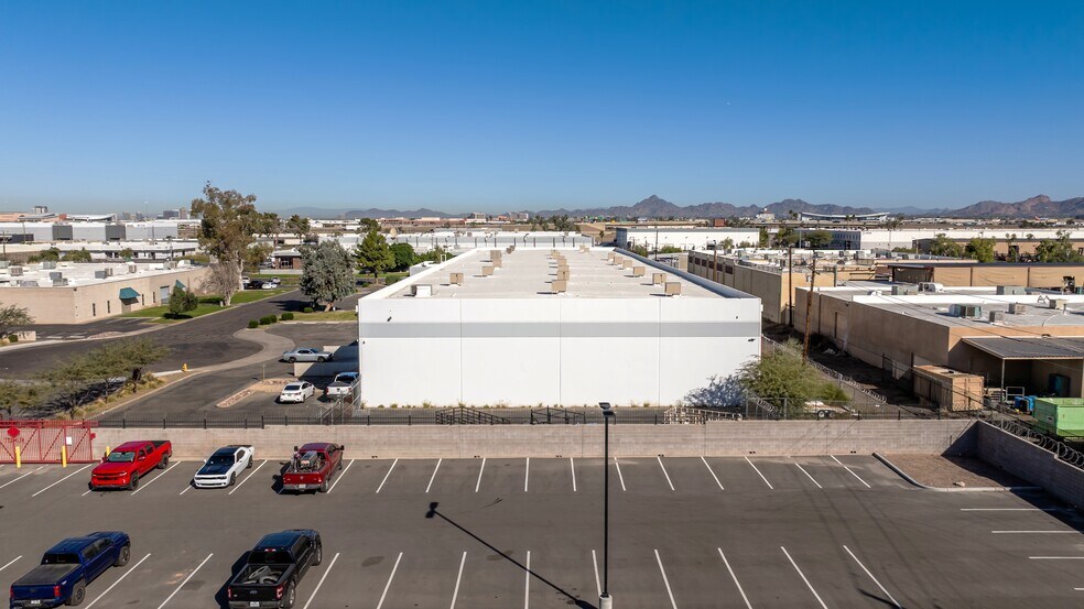 2025 E University Dr, Phoenix, AZ à louer - Photo du bâtiment - Image 2 de 4