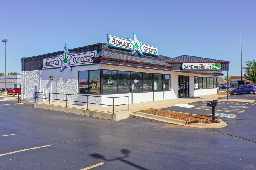 7025 NW 122nd St, Oklahoma City, OK à louer - Photo du bâtiment - Image 2 de 11