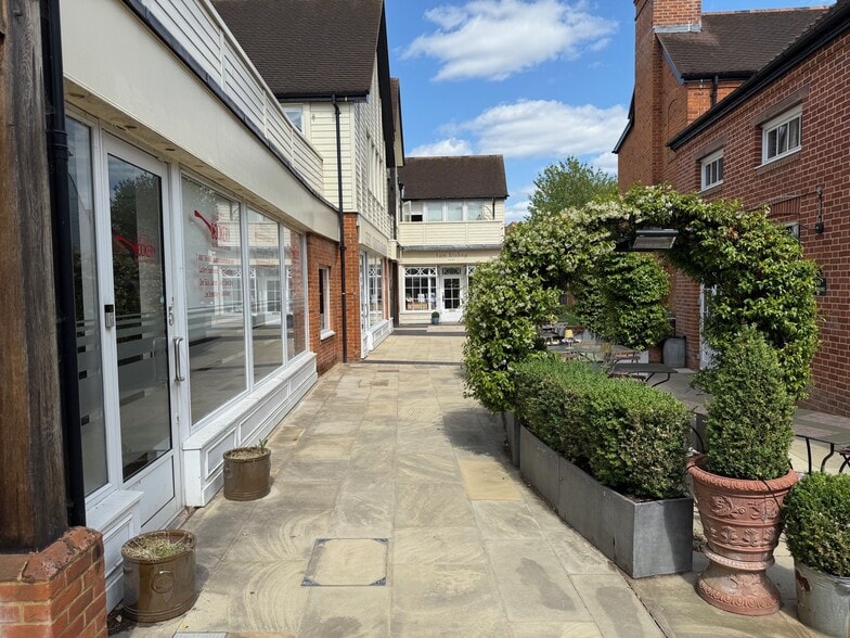 London End, Beaconsfield à louer - Photo du bâtiment - Image 2 de 4