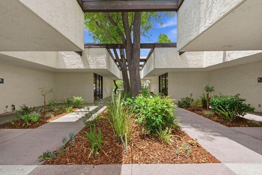950 Hampshire Rd, Westlake Village, CA à vendre - Photo du bâtiment - Image 3 de 6