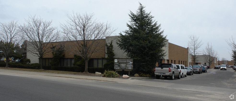 100 E Jefryn Blvd, Deer Park, NY for lease - Primary Photo - Image 1 of 2
