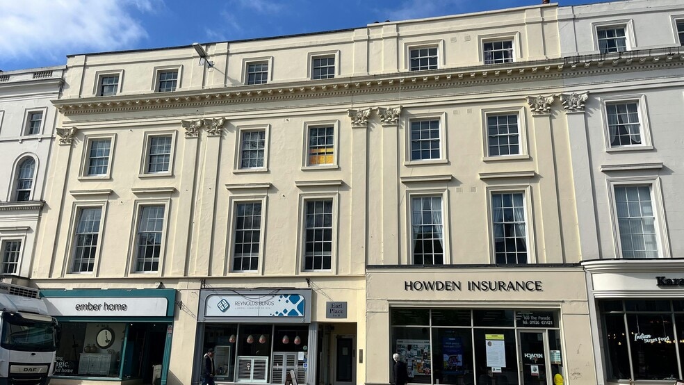 160-164 Parade portefeuille de 3 propriétés à vendre sur LoopNet.ca - Photo du bâtiment - Image 3 de 10