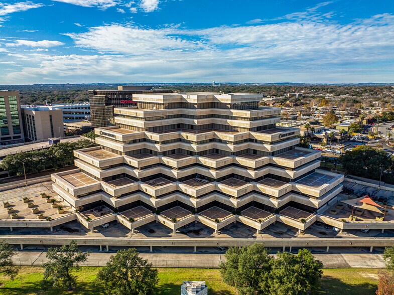 601 NW Loop 410, San Antonio, TX à louer - Photo du bâtiment - Image 1 de 13