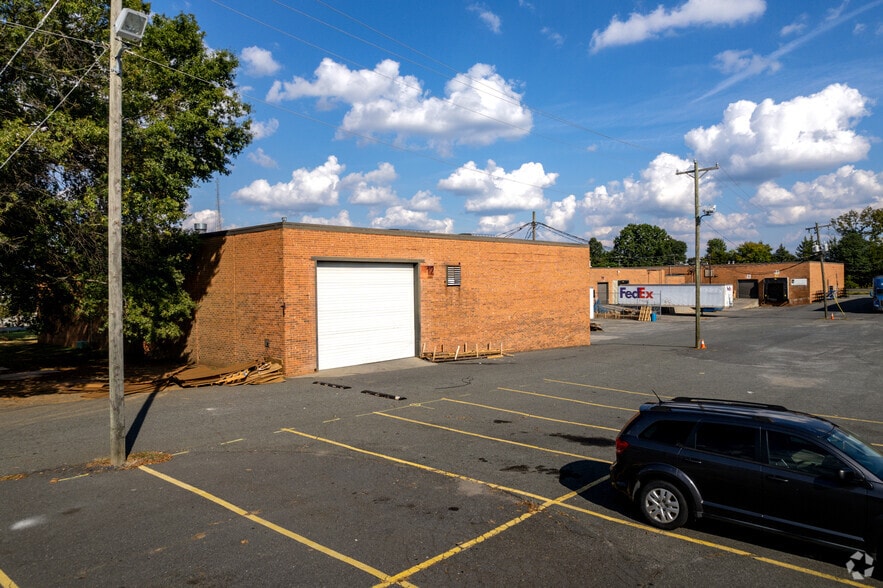 227-325 Crompton St, Charlotte, NC for lease - Building Photo - Image 3 of 5