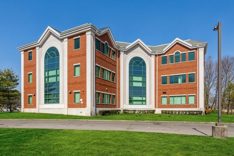 267 Carleton Ave, Central Islip, NY à louer Photo du bâtiment- Image 1 de 16