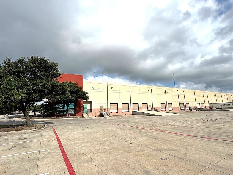 3005-3031 Interstate Dr, San Antonio, TX à louer - Photo du bâtiment - Image 3 de 33