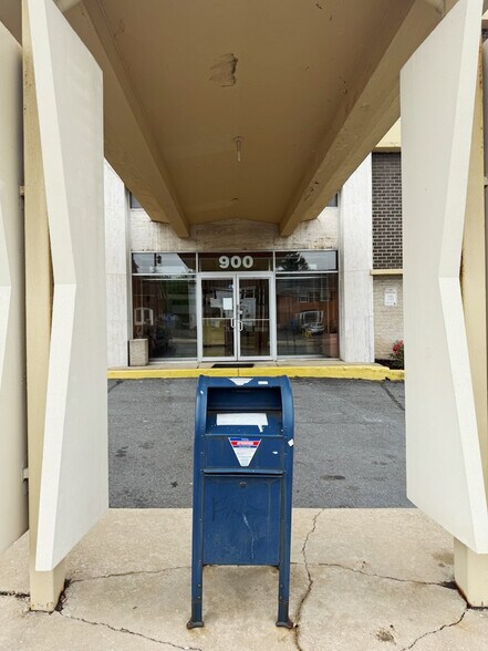 900 S Washington St, Falls Church, VA à louer - Photo du bâtiment - Image 2 de 8