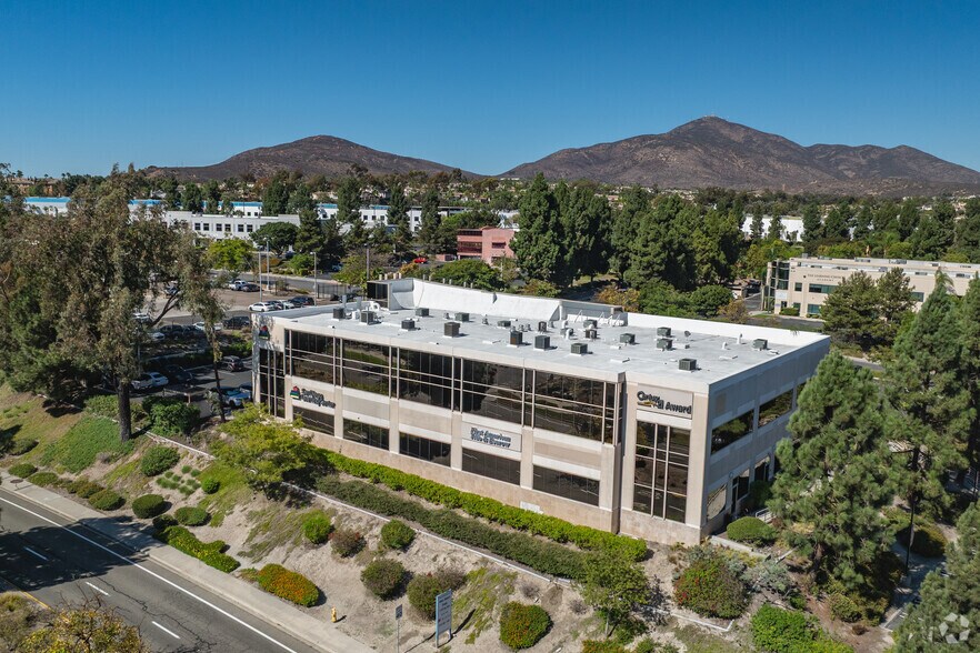 860 Kuhn Dr, Chula Vista, CA à louer - Aérien - Image 2 de 4