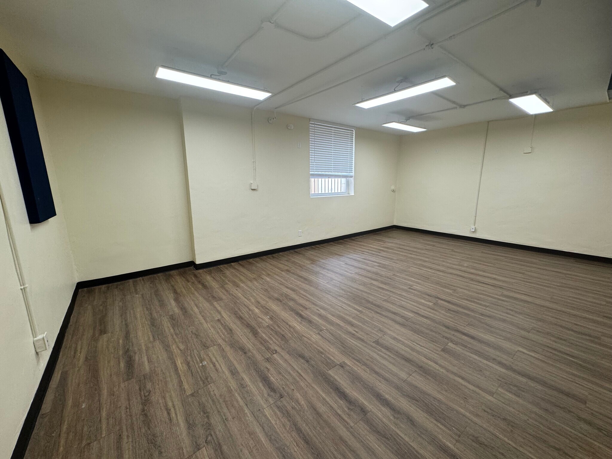 221 E Van Buren Ave, Harlingen, TX for lease Interior Photo- Image 1 of 4