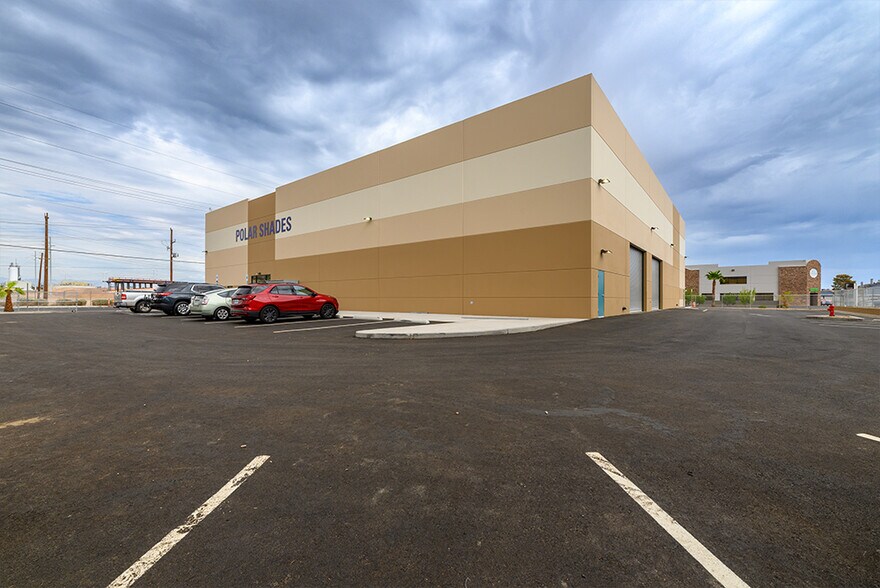 Polar Shades portefeuille de 2 propriétés à vendre sur LoopNet.ca - Photo du bâtiment - Image 2 de 9