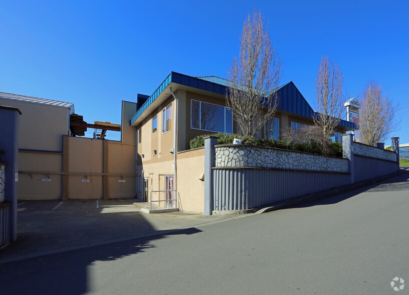 491-495 Dupplin Rd, Saanich, BC à vendre - Photo du bâtiment - Image 3 de 5