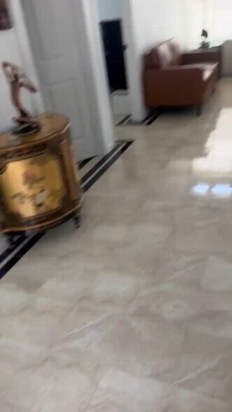 703 E Oates Rd, Garland, TX à louer - Vidéo sur l’inscription commerciale - Image 2 de 96