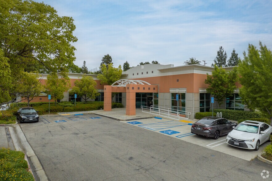 Airport Corp Centre III/9568, 9616, 9674 portefeuille de 3 propriétés à vendre sur LoopNet.ca - Photo principale - Image 3 de 3