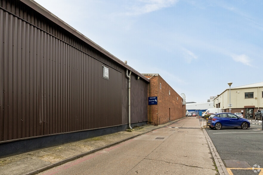 Edgington Way, Sidcup for lease - Building Photo - Image 2 of 3