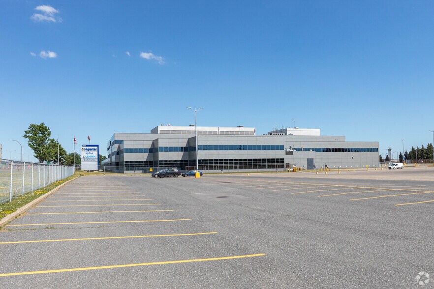 9200-9300 Transcanadienne, Montréal, QC for sale - Primary Photo - Image 1 of 1