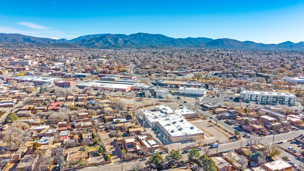 1625 Paseo de Peralta, Santa Fe, NM à vendre - Photo du bâtiment - Image 3 de 12