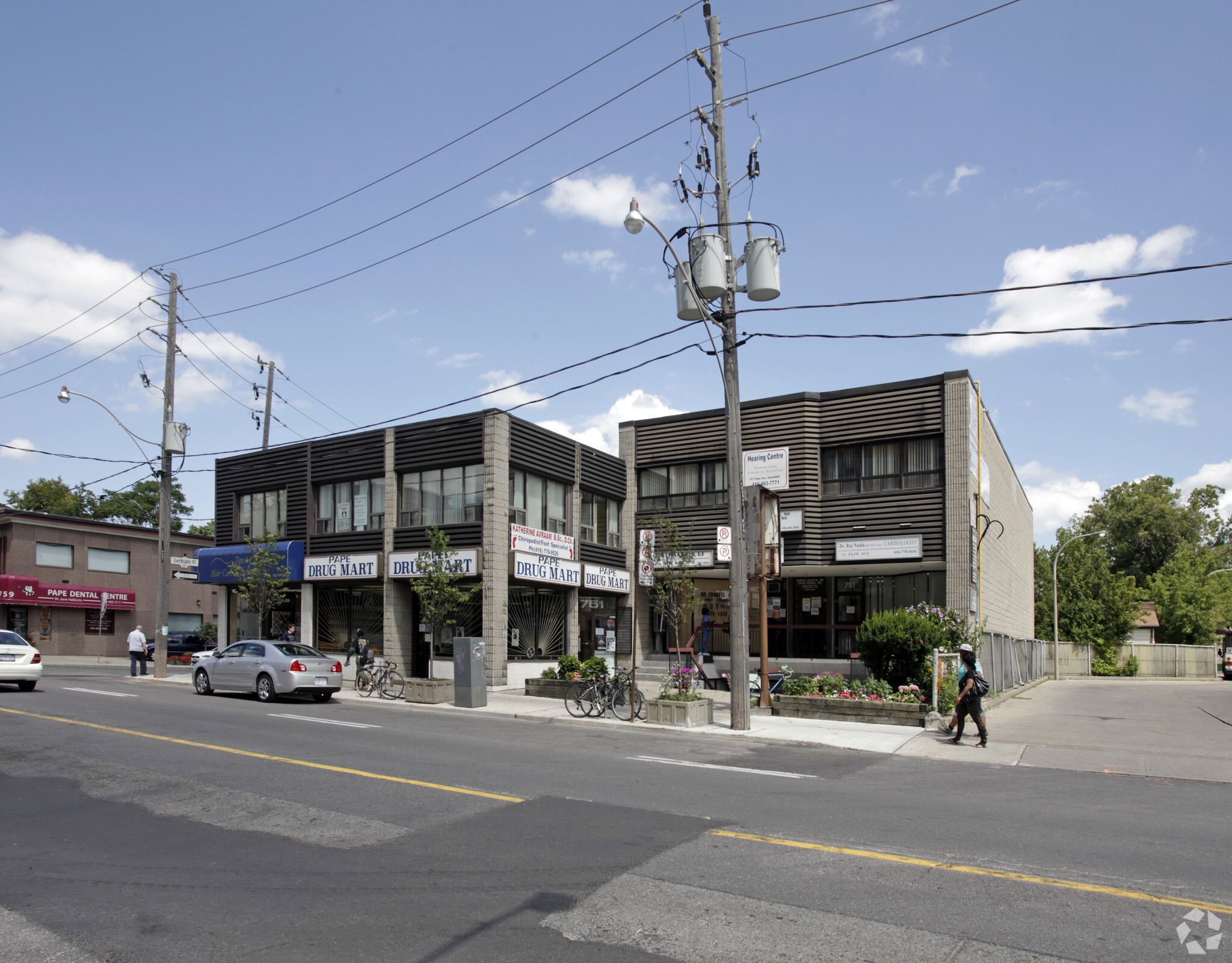 751-757 Pape Ave, Toronto, ON à louer Photo principale- Image 1 de 3