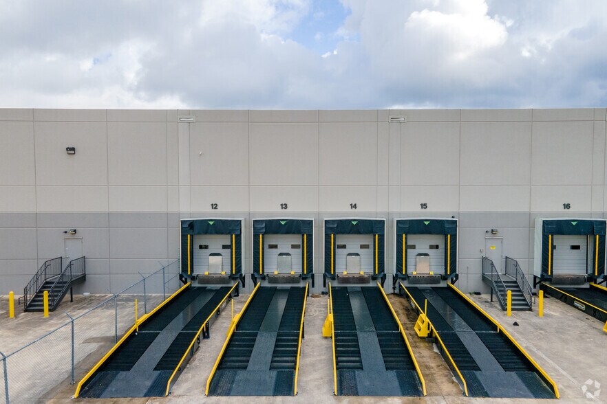 4990 Eisenhauer Rd, San Antonio, TX à louer - Photo du bâtiment - Image 3 de 4