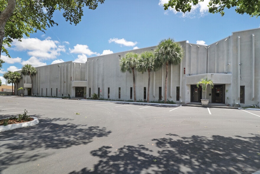 635-695 NW 4th Ave, Fort Lauderdale, FL à louer - Photo du bâtiment - Image 2 de 6