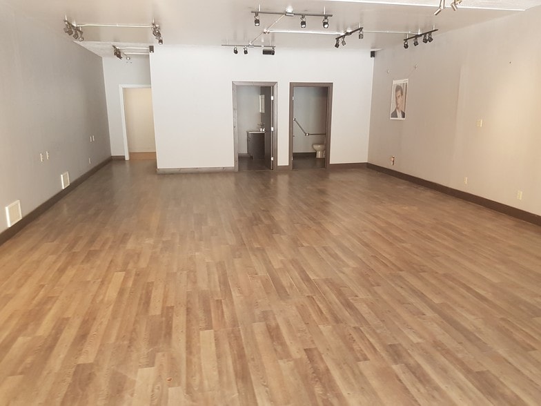 10838-10842 124th St NW, Edmonton, AB à vendre - Photo intérieure - Image 3 de 7