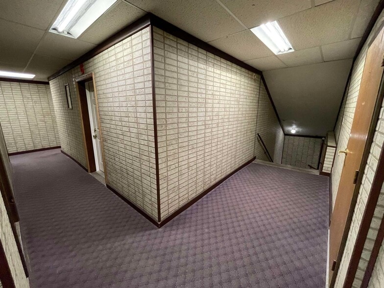 1 S Frederick Ave, Oelwein, IA for sale - Interior Photo - Image 2 of 25