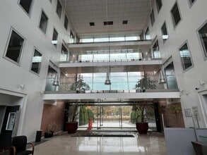 2 Boulevard Des Chênes, Guyancourt à louer Photo du bâtiment- Image 2 de 11