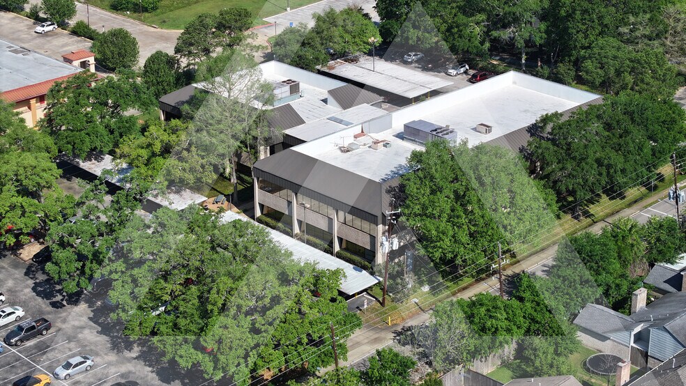 16000 Barkers Point Ln, Houston, TX à louer - Photo du bâtiment - Image 3 de 19