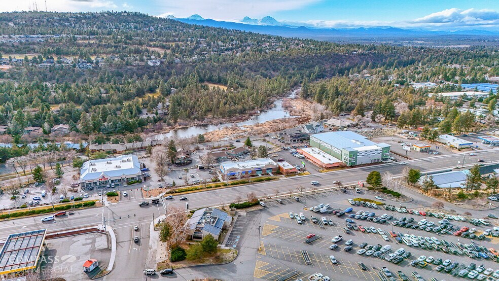 30 NE Bend River Mall Dr, Bend, OR à louer - Photo du bâtiment - Image 2 de 12