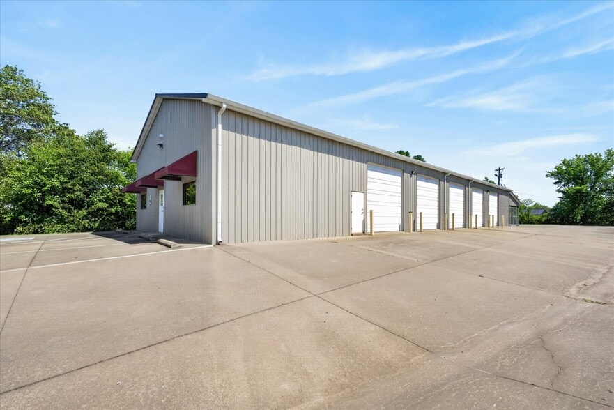 141 Corporate Dr, Clarksville, TN for lease - Building Photo - Image 2 of 7