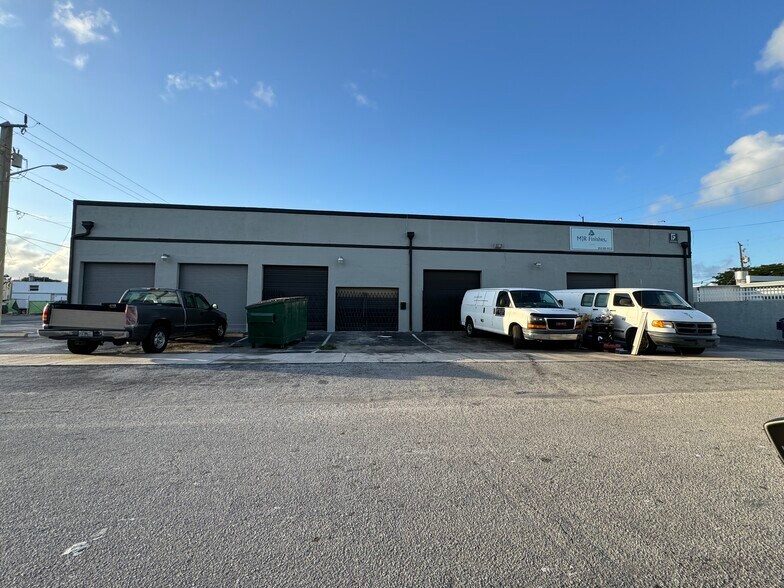 18-24 NW 2nd St, Hallandale Beach, FL à louer - Photo du bâtiment - Image 2 de 2