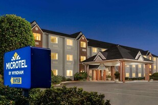 Microtel Inn & Suites by Wyndham Tifton - Theater