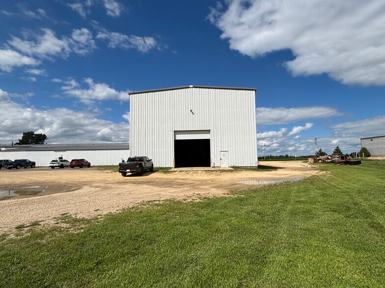 210 New Factory Rd, Sharon, WI à vendre - Photo du bâtiment - Image 3 de 11