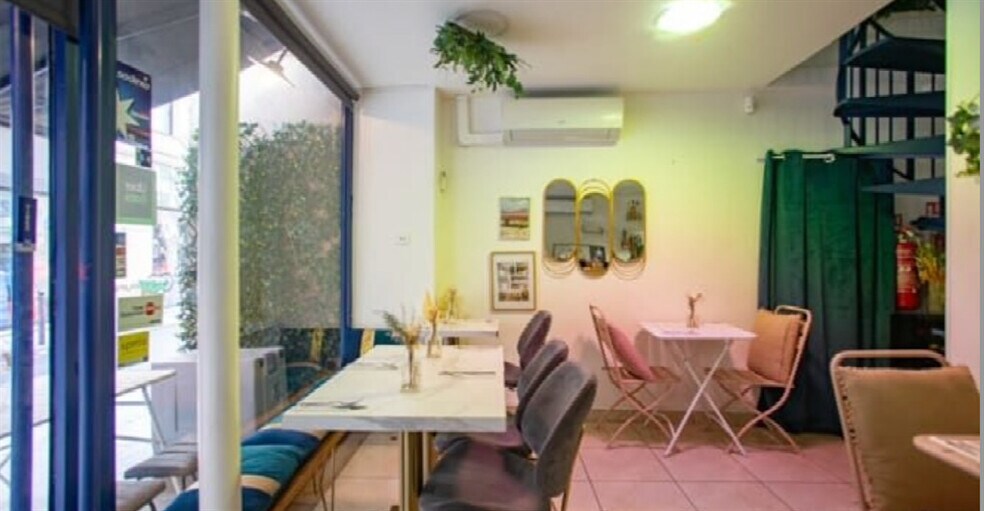 Retail in Paris for lease - Building Photo - Image 3 of 5