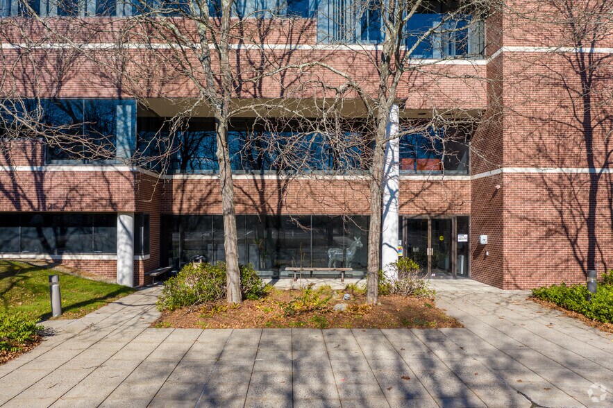 75 Merritt Blvd, Trumbull, CT à vendre - Photo du bâtiment - Image 2 de 12