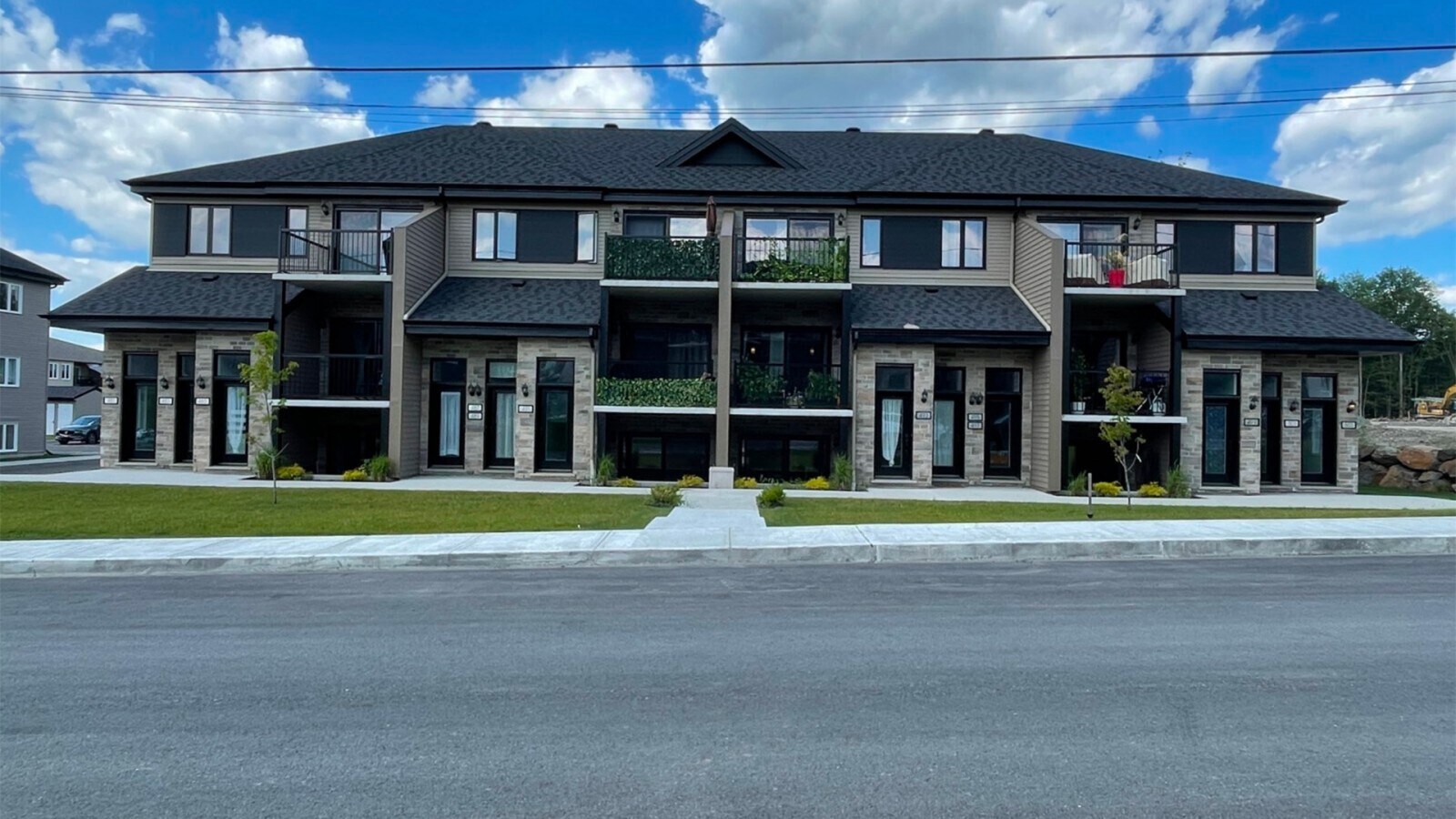 481-503 Rue Des Écuyers, Granby, QC for sale Primary Photo- Image 1 of 1