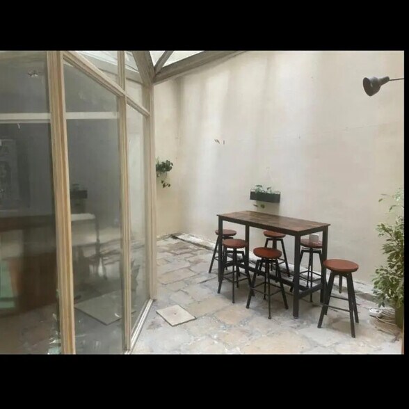 Office in Bordeaux for lease - Interior Photo - Image 2 of 3