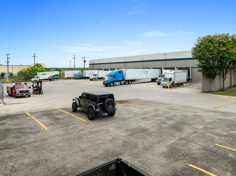 6129-6139 Woodlake Ctr, San Antonio, TX for lease - Building Photo - Image 3 of 4