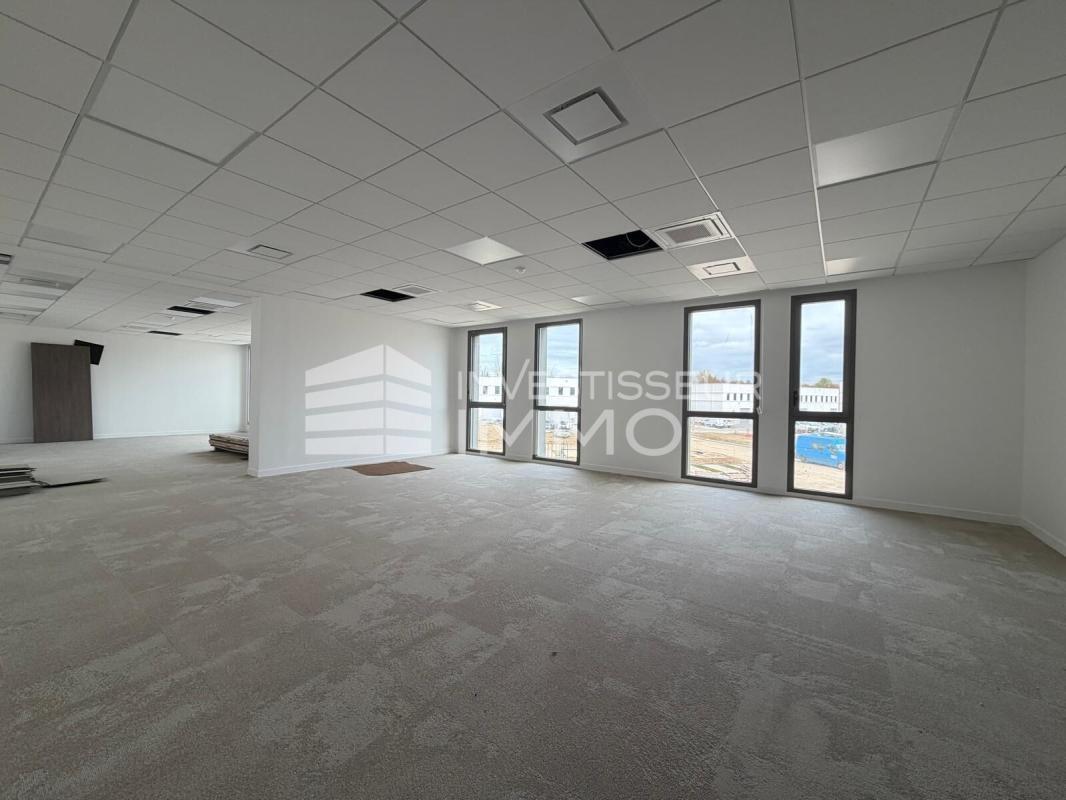 Retail in Serris for lease Interior Photo- Image 1 of 64