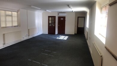 Sandhawes Hl, East Grinstead for lease Interior Photo- Image 2 of 6